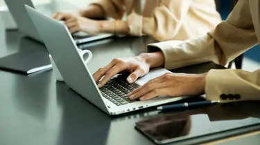 orang bekerja di laptop dengan jadwal padat dan risiko sembelit